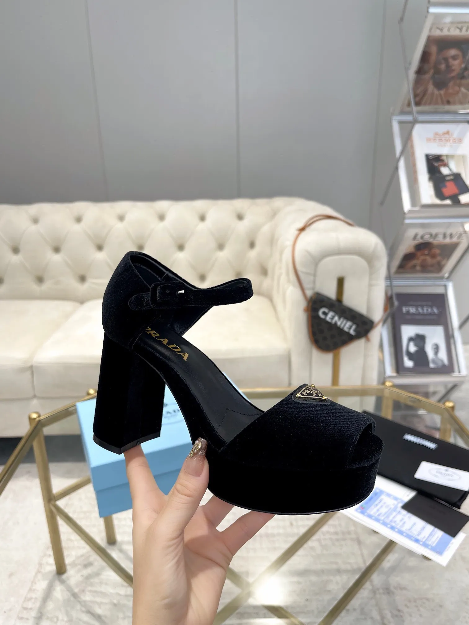 👟👟Ex-factory price 600👟👟 (imitation leather bottom-20) New arrival 👉Ready stock👈Remove the original board and make a 1:1 replica‼ ️The highest version ✅2024Prada early spring catwalk hot style 😘Latest spring style Thick heel square toe water platform series (genuine leather outsole) (simulated leather sole) A must-have for goddesses, super beautiful on the feet 👉The upper is made of imported original velvet, soft and textured, lining + foot pads, imported sheepskin lining, breathable and comfortable, private model water platform, heel, water platform 3M, heel height 9.5M Code number 35M-39M (34 40 4142 customized, non-refundable and non-exchangeable)